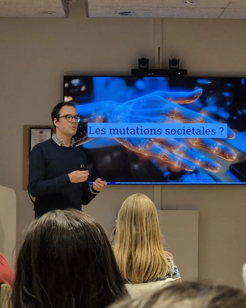 Martin Lisen, en formation, devant un écran affichant « Les mutations sociétales ? »